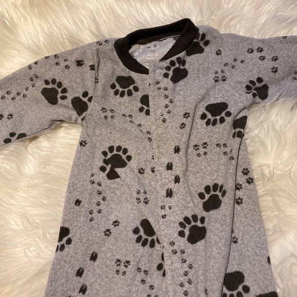 3/25$ Carters Fleece onesie footie pyjamas Size 6 mos Puppy Paw Print - Picture 2 of 4